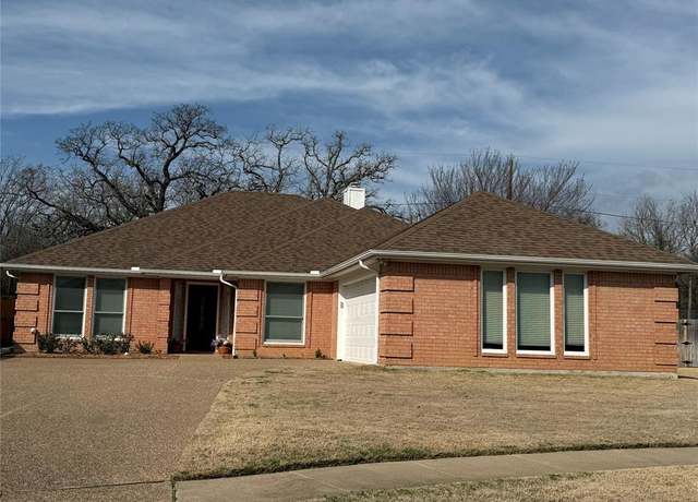 Property at 7702 Fox Chase Dr, Arlington, TX 76001, 3 beds, 2 baths