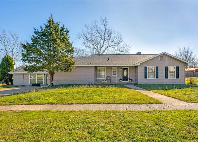 Property at 909 Coffield St, Bowie, TX 76230, 3 beds, 1.5 baths