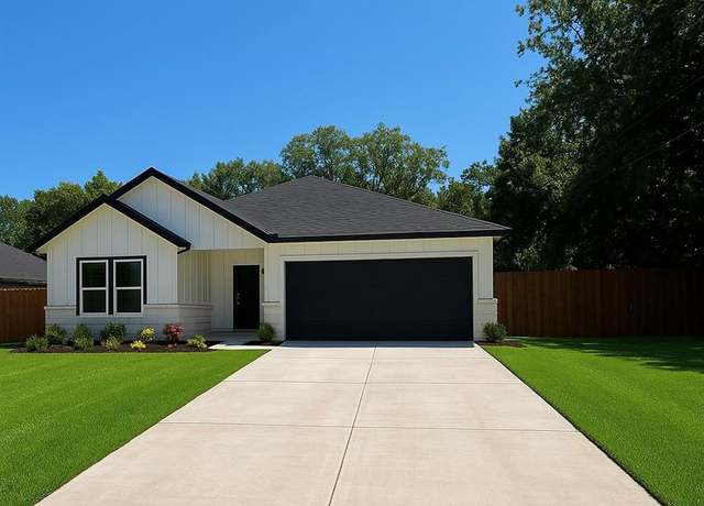 Property at 1520 Harris St, Gainesville, TX 76240, 3 beds, 2 baths