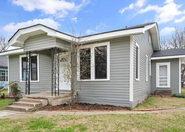 Property at 1402 W 1st Ave, Corsicana, TX 75110, 3 beds, 2 baths
