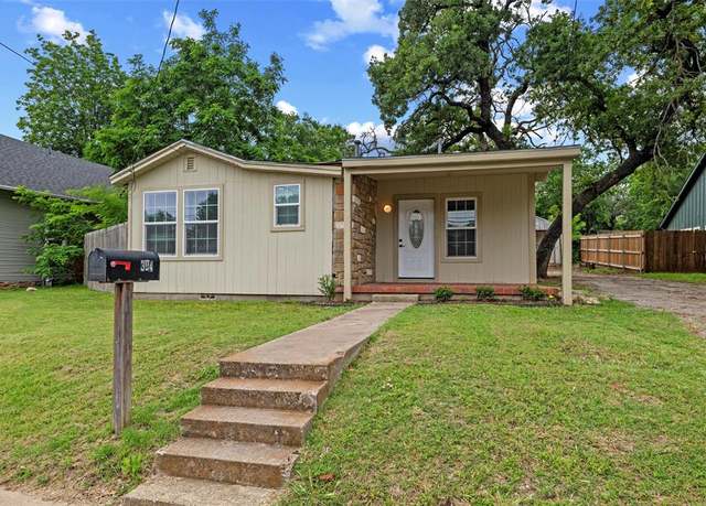 Property at 304 E Lee Ave, Weatherford, TX 76086, 2 beds, 2 baths