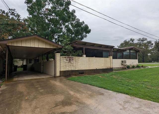Property at 119 E College St, Fairfield, TX 75840, 3 beds, 3 baths