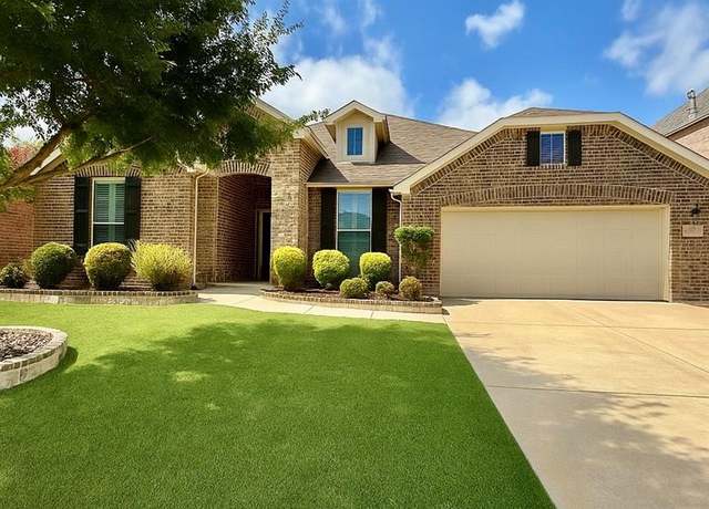 Property at 1129 Mesa Crest Dr, Fort Worth, TX 76052, 3 beds, 2 baths