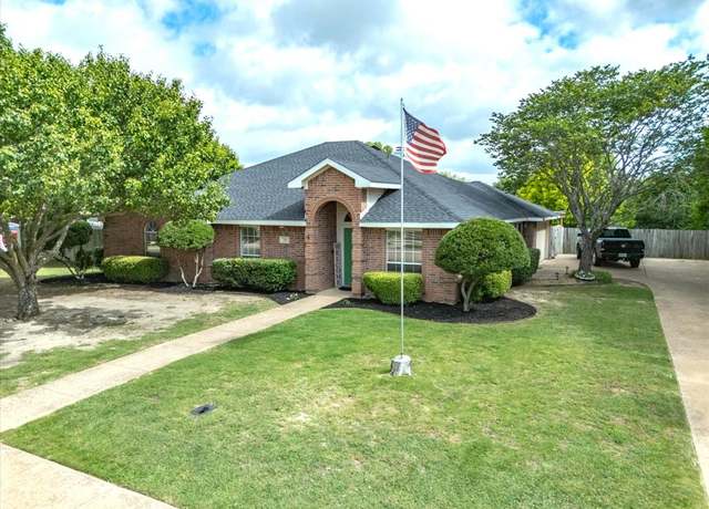Property at 741 High Point Dr, Midlothian, TX 76065, 4 beds, 2 baths