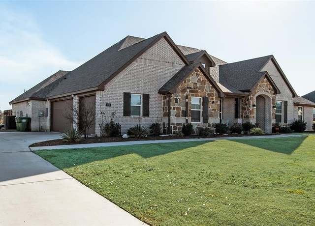 Property at 1016 Northern Oaks Ct, Springtown, TX 76082, 4 beds, 2.5 baths