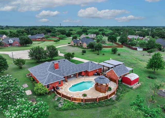 Property at 1250 Country Oaks Dr, Kaufman, TX 75142, 3 beds, 2 baths