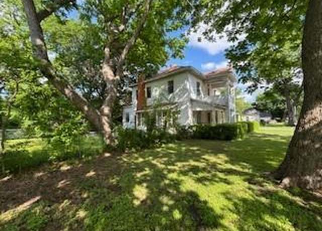 Property at 716 Water St, Waxahachie, TX 75165, 5 beds, 2.5 baths
