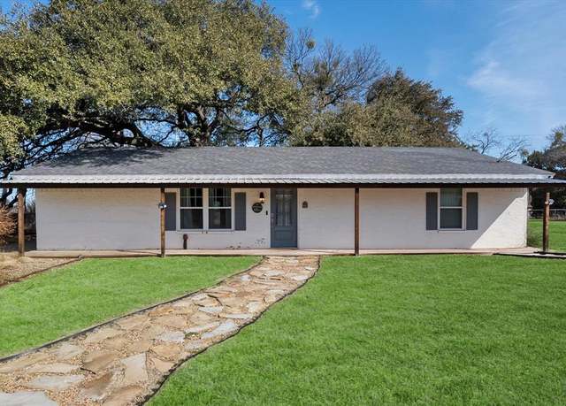 Property at 207 Granbury Ct, Granbury, TX 76049, 2 beds, 1.5 baths