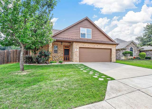 Property at 210 Donna Cir, Granbury, TX 76049, 3 beds, 2.5 baths