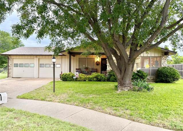 Property at 1001 Whippoorwill Ct, Arlington, TX 76014, 4 beds, 2 baths