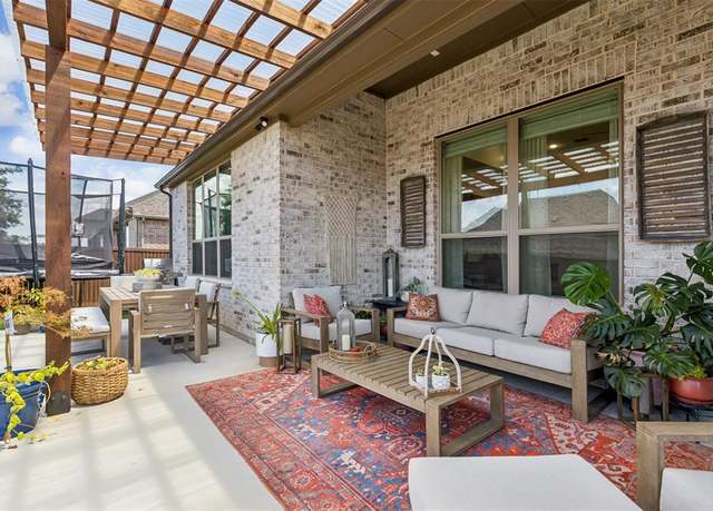 Property at 1014 Ember Crest Dr, Rockwall, TX 75087, 5 beds, 4.5 baths