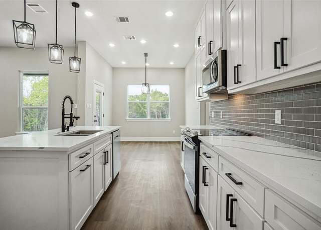 Property at 5010 Terlingua Dr, Granbury, TX 76048, 3 beds, 2.5 baths