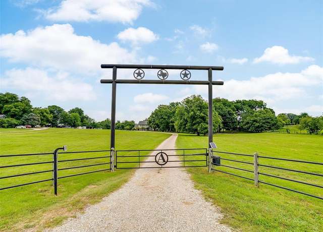 Property at 3207 Howard Rd, Waxahachie, TX 75165, 5 beds, 2.5 baths