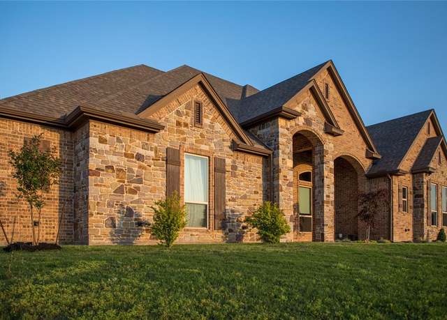 Property at 1077 Eagles Bluff Dr, Weatherford, TX 76087, 4 beds, 3 baths