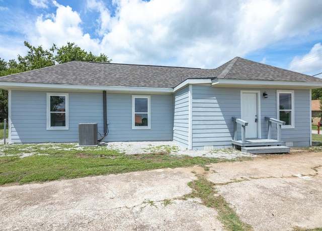 Property at 207 N Mill St, Bowie, TX 76230, 2 beds, 1 bath