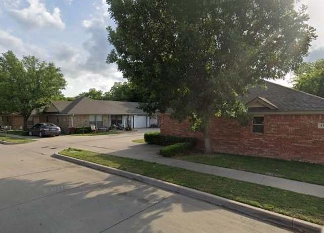 Property at 125 Stewart Bend Ct, Azle, TX 76020, 5 beds, 4 baths