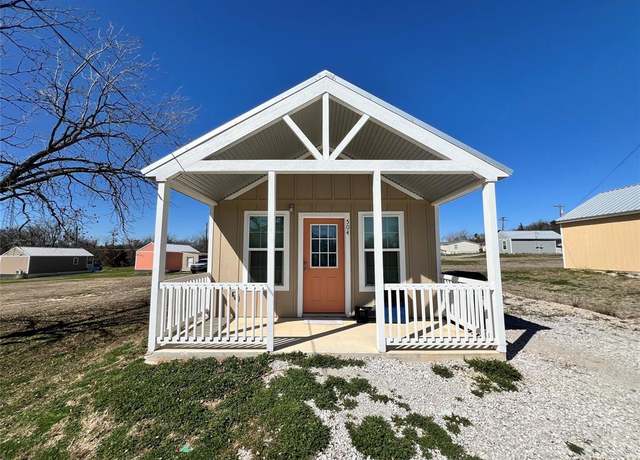 Property at 504 Green St, Bowie, TX 76230, 1 bed, 1 bath