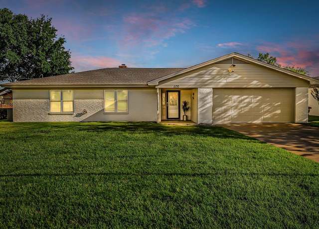 Property at 400 Tahiti Dr, Granbury, TX 76048, 3 beds, 2 baths