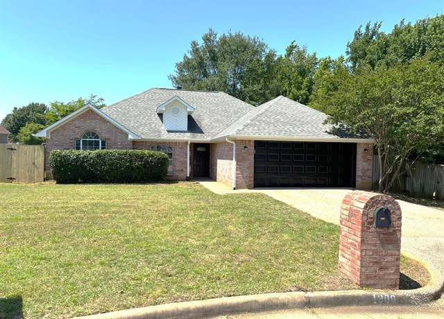 Property at 1309 Lakeside Ct, Lindale, TX 75771, 3 beds, 2 baths