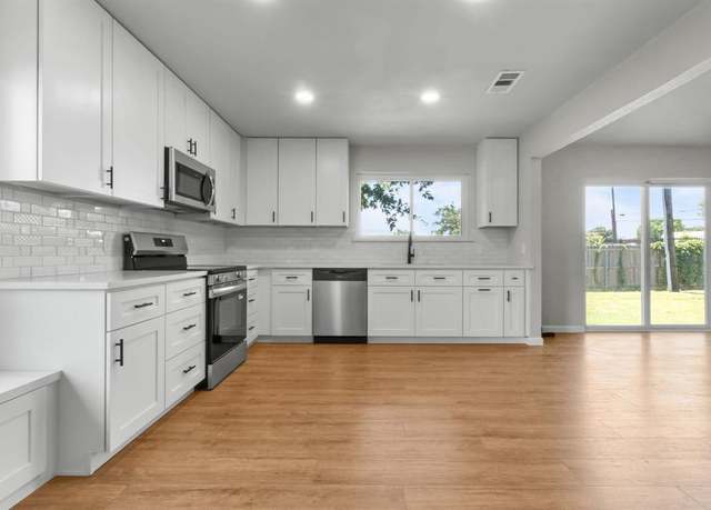 Property at 414 Hallmark Dr, Arlington, TX 76011, 3 beds, 2 baths