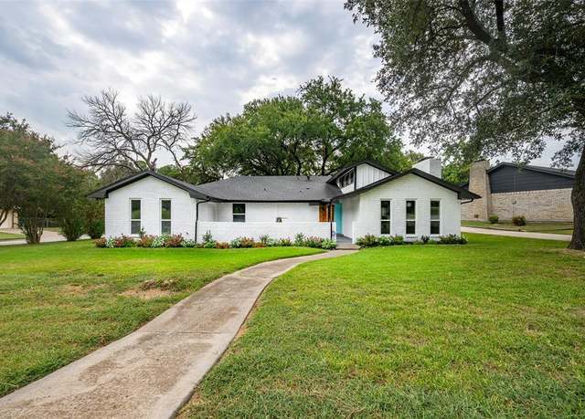 Property at 300 Brookwood Dr, Desoto, TX 75115, 4 beds, 2.5 baths
