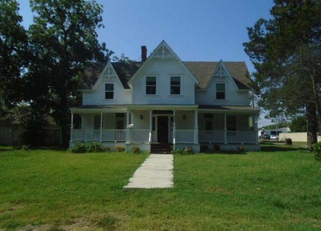 Property at 400 E Grove St, Kaufman, TX 75142, 4 beds, 3 baths
