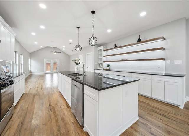 Property at 202 S Oak Cliff Blvd, Dallas, TX 75208, 3 beds, 2 baths