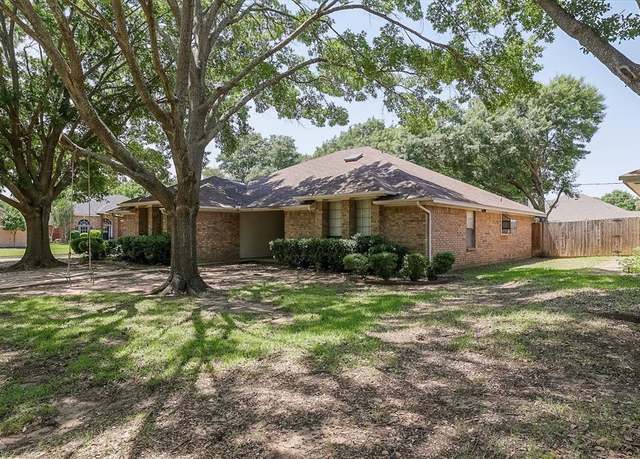 Property at 901 Willow Creek Dr, Mansfield, TX 76063, 4 beds, 2 baths