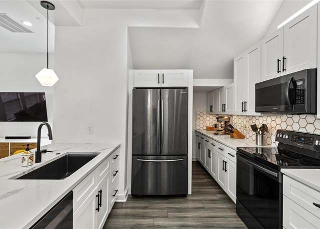 Property at 2100 N Fitzhugh Ave Unit D, Dallas, TX 75204, 2 beds, 2.5 baths