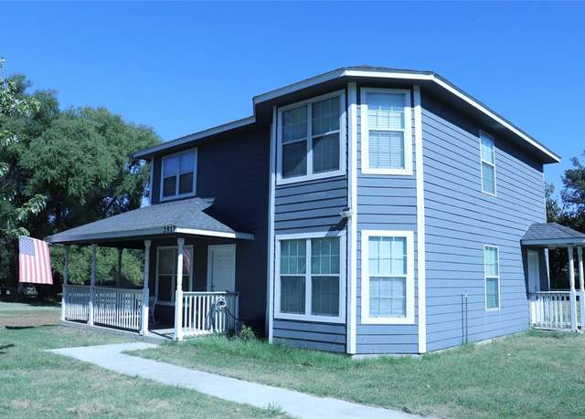 Property at 2817 Brookhollow Dr, Burleson, TX 76028, 3 beds, 2.5 baths