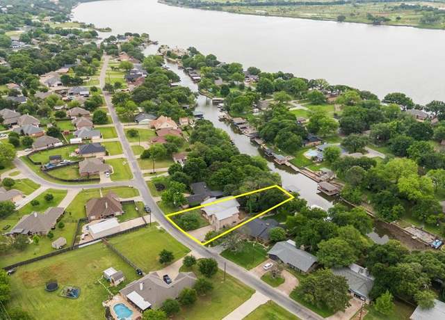 Property at 231 Granada Calle St, Granbury, TX 76049, 4 beds, 3 baths