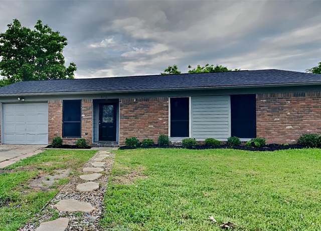 Property at 226 Redwood Dr, Mesquite, TX 75181, 3 beds, 2 baths