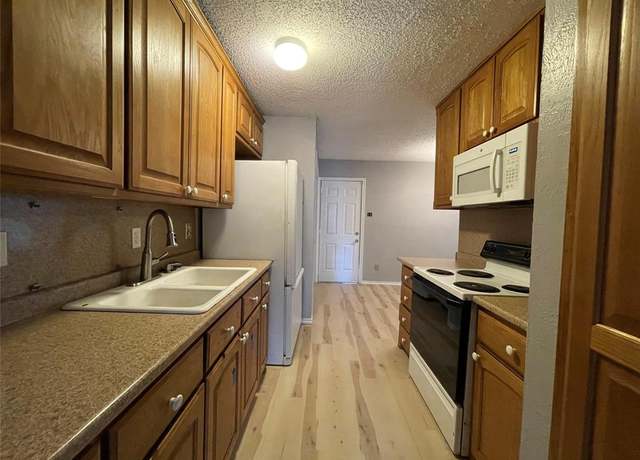 Property at 512 Meadow St, Saginaw, TX 76179, 3 beds, 2 baths