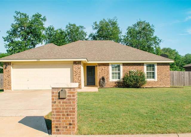 Property at 208 Woodlands Blvd, Waco, TX 76705, 4 beds, 2 baths