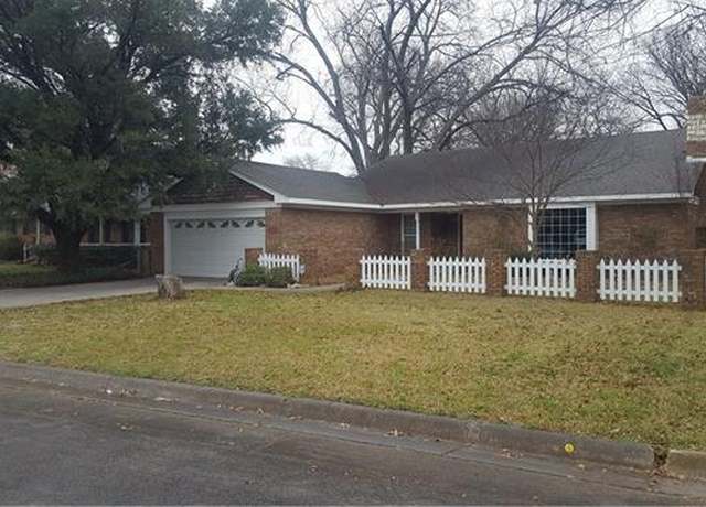 Property at 20 Shadowood Ln, Gainesville, TX 76240, 2 beds, 2 baths