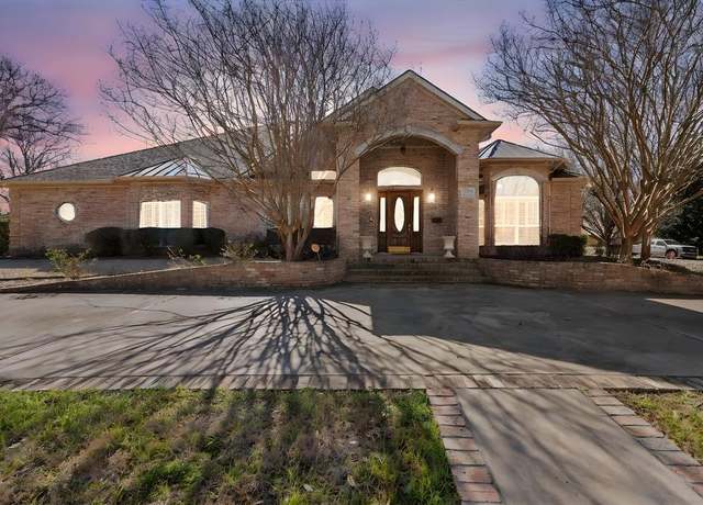 Property at 1917 Elmwood Ave, Corsicana, TX 75110, 4 beds, 2.5 baths