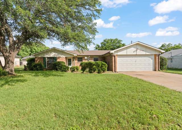 Property at 1218 Wedgewood Dr, Cleburne, TX 76033, 3 beds, 2 baths