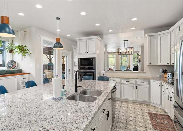 Property at 1631 Sylvan Ave, Dallas, TX 75208, 4 beds, 3.5 baths