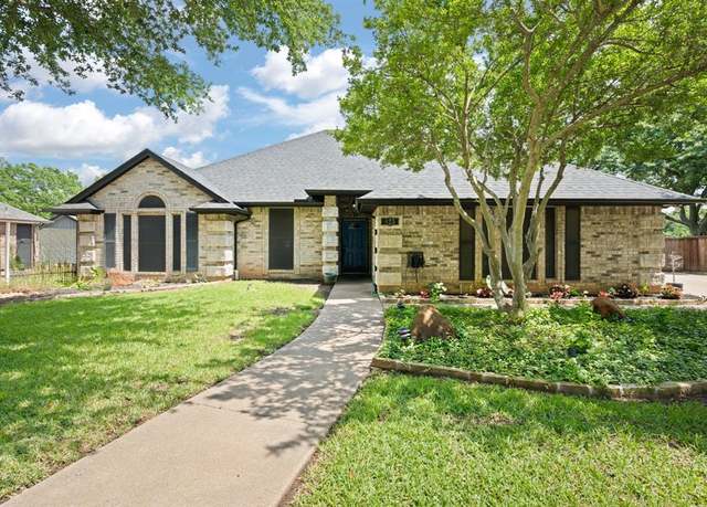 Property at 425 Sherwood Ct, Burleson, TX 76028, 3 beds, 2 baths