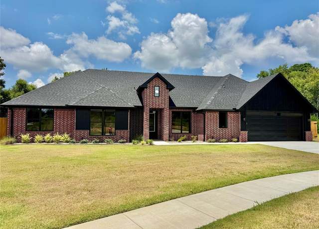 Property at 984 Mallard Dr, Lindale, TX 75771, 4 beds, 2.5 baths