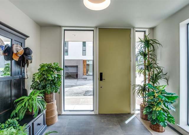 Property at 452 W Morphy St, Fort Worth, TX 76104, 3 beds, 2.5 baths