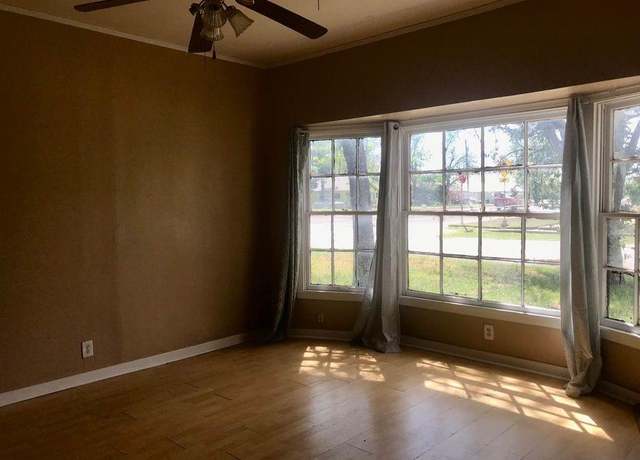 Property at 400 E Main St, Knox City, TX 79529, 4 beds, 2 baths