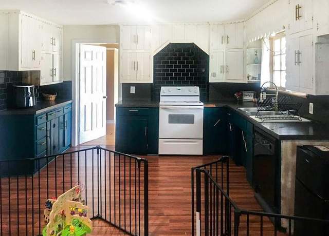 Property at 400 E Main St, Knox City, TX 79529, 4 beds, 2 baths