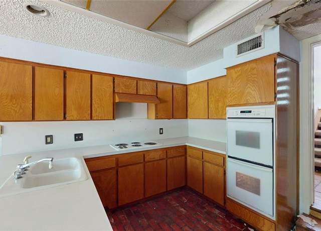Property at 2305 Oak Forest Ct, Arlington, TX 76012, 4 beds, 3 baths