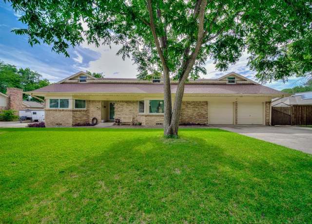 Property at 4321 Woodlake Dr, Lake Worth, TX 76135, 5 beds, 2.5 baths