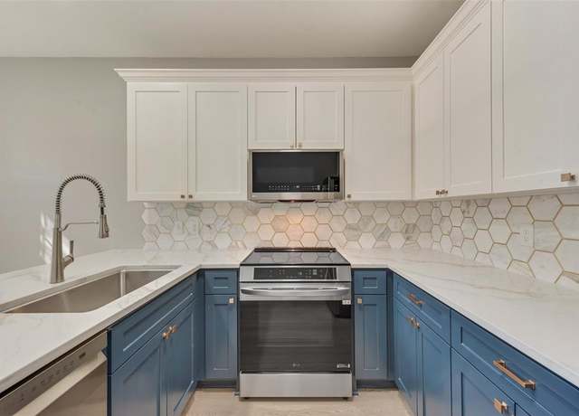 Property at 209 Cimarron Trl #6, Irving, TX 75063, 2 beds, 2.5 baths