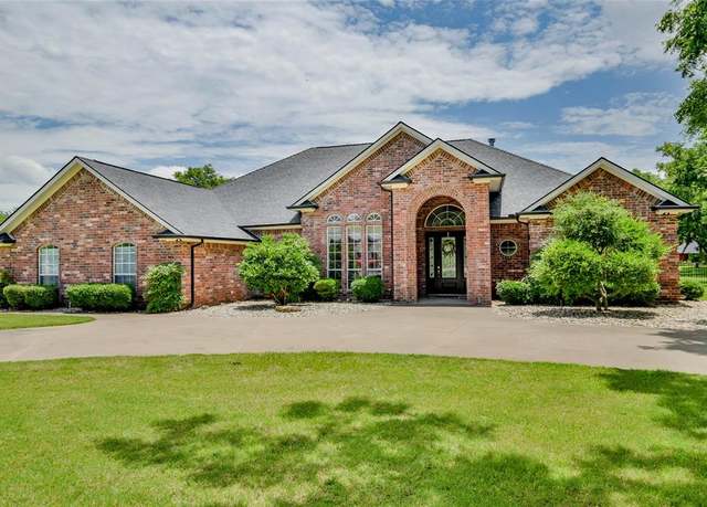 Property at 5905 Dog Leg Ct, Granbury, TX 76049, 4 beds, 2.5 baths