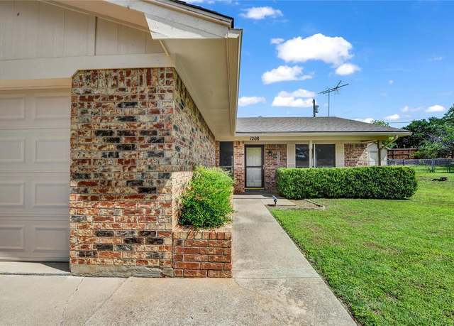 Property at 1208 Kay Dr, Weatherford, TX 76086, 3 beds, 2 baths