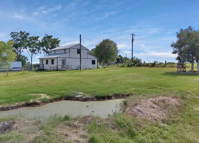 Property at 1025 Summit Dr, Springtown, TX 76082, 2 beds, 2 baths