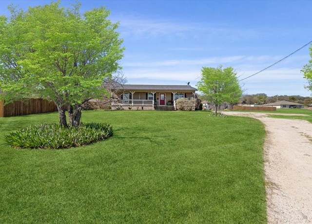 Property at 1320 Laredo Dr, Granbury, TX 76048, 3 beds, 2 baths